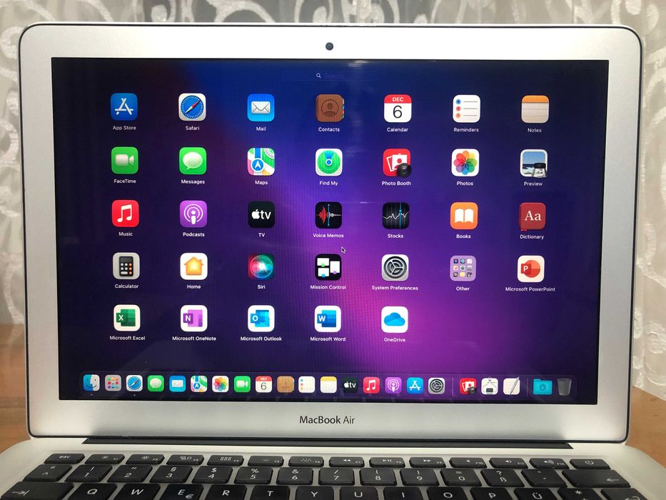 MacBook Air 13,3 '' 2017 i5 1,8 GHz, 8 GB, flash 128 GB. IMPECABIL