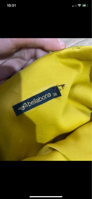 Rochie din satin este purtata de doua ori culoare verde