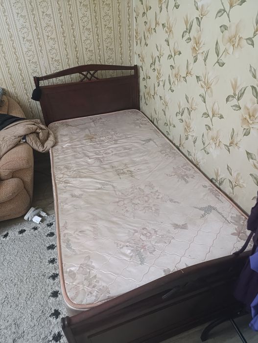 Продам кровать с матрасом
