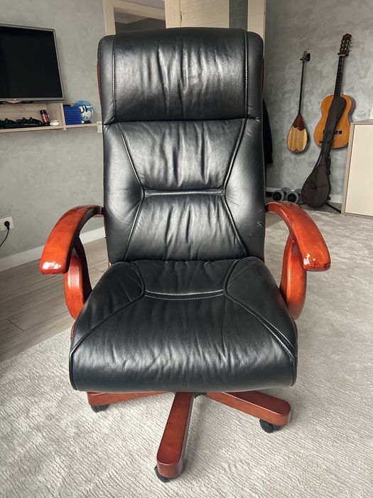 Кожаное кресло, офисное