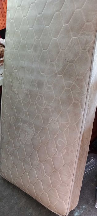 Продавам единично легло с матрак. 194см.,82см.