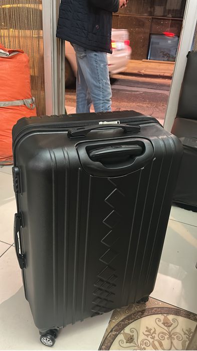 Чемодан продам состя новый