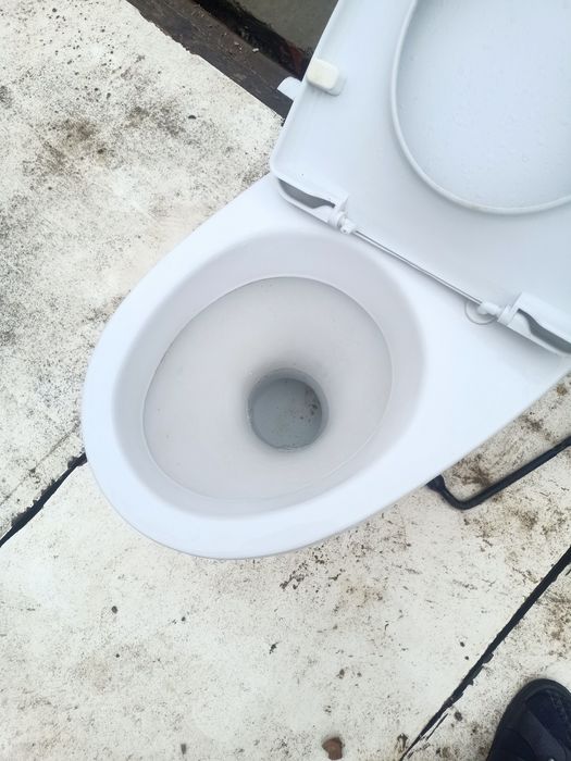 Продам унитаз с бочком