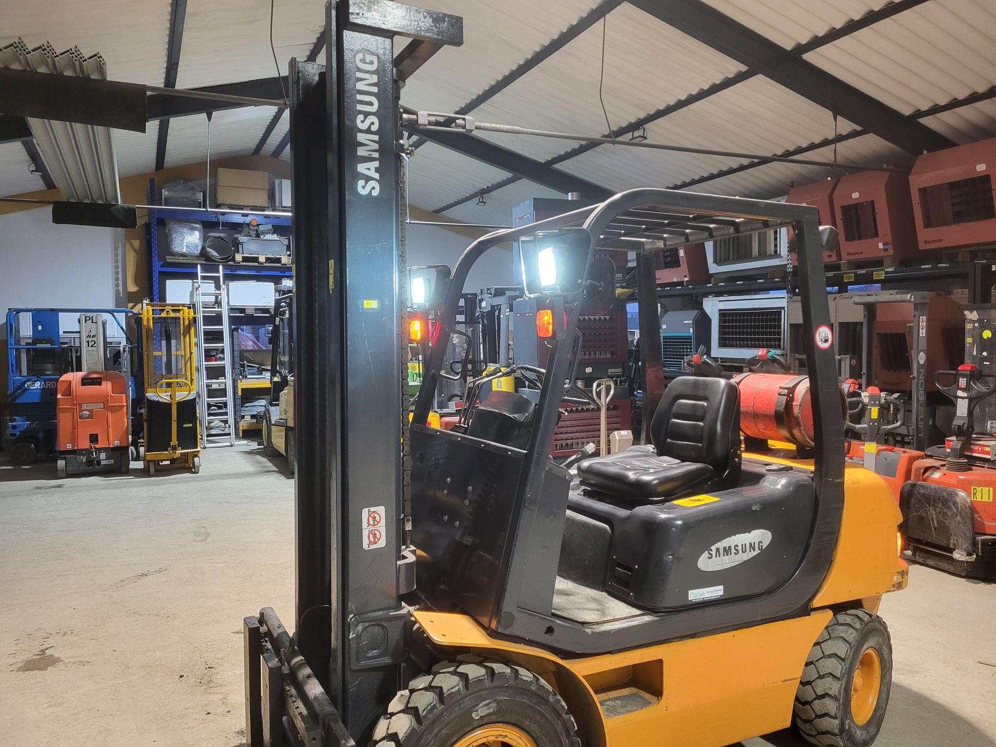 Stivuitor pe gaz 2,5 tone