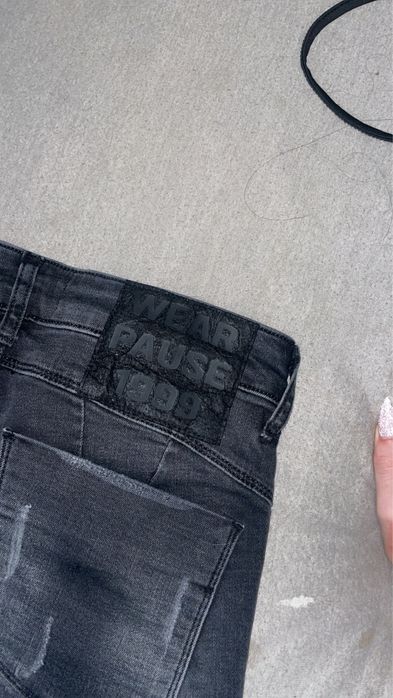 Тясни дамски дънки pause