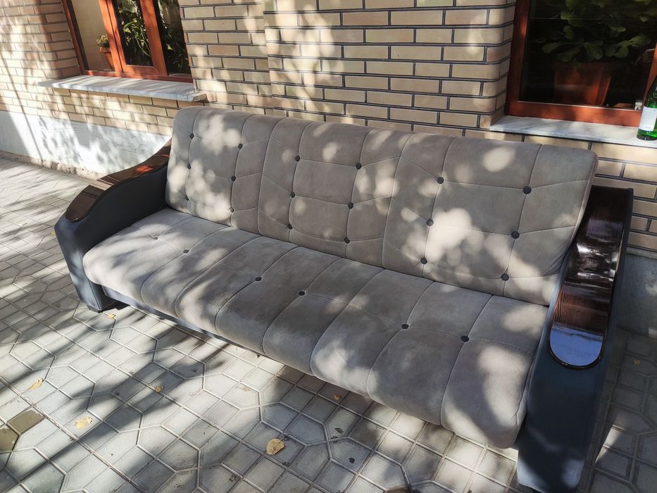 Диван напротив телевизора