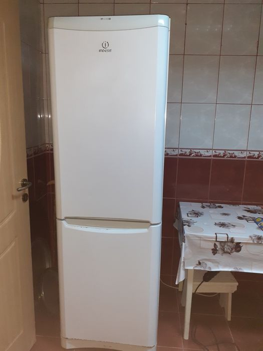 Vând frigider Indesit