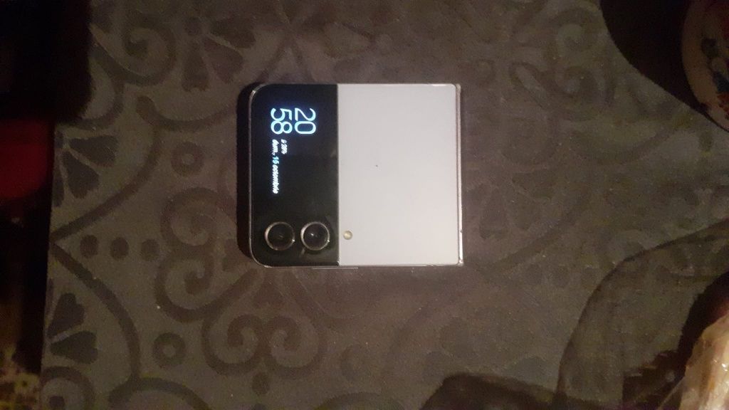 Vând samsung z flip4 5G 256gb, 8gbram uzat pe margine puțin