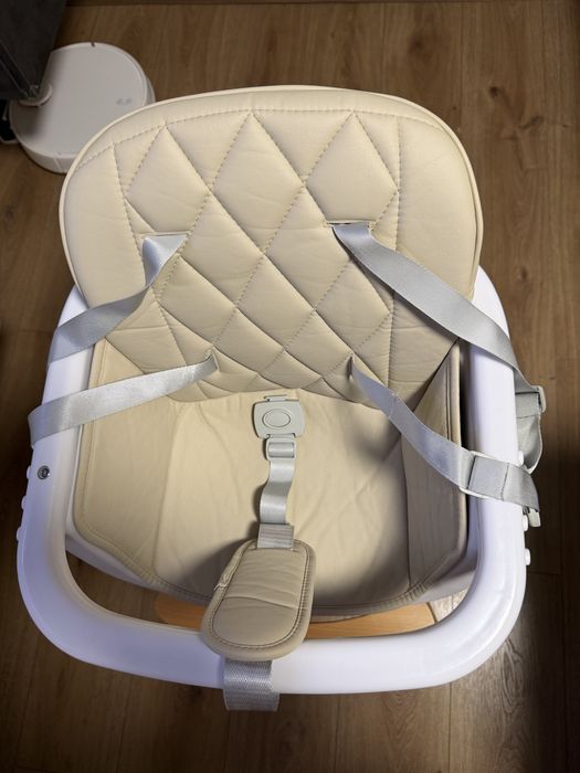 Дървеното столче за хранене Woody на KikkaBoo