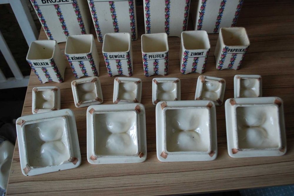 Vand set vechi, sasesc de recipiente pt condimente din faianta