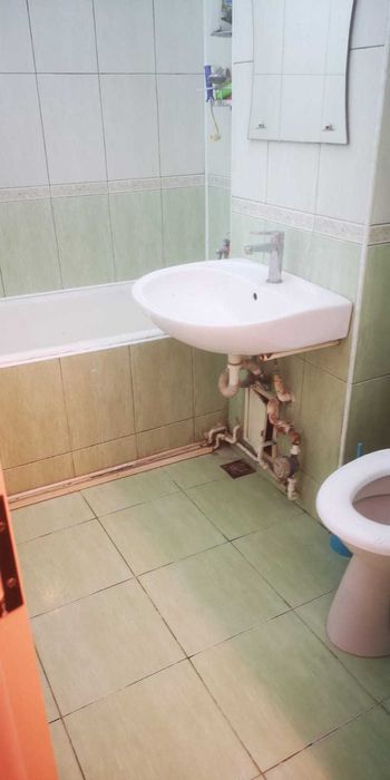 Inchiriez spatiu cu intrare exterioara .