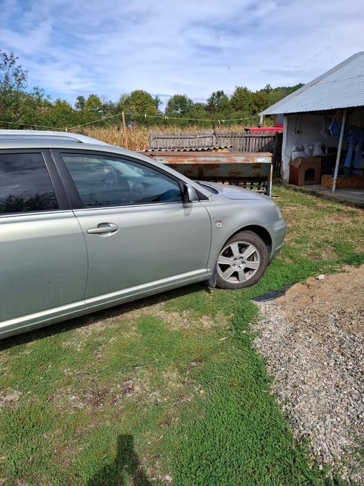 Vând Toyota avensis