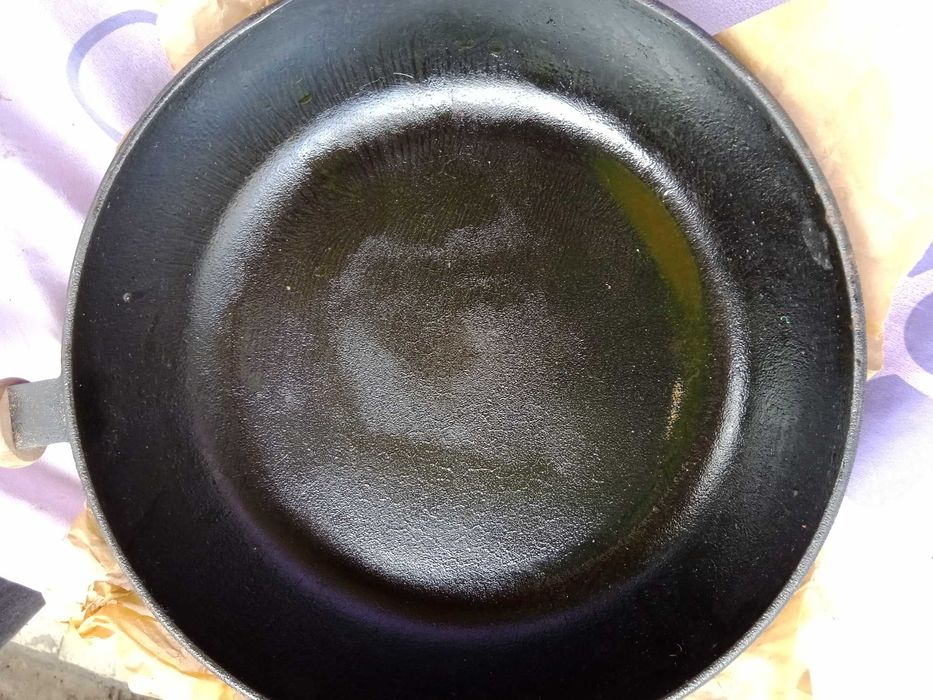 Чугунени съдове за готвене.