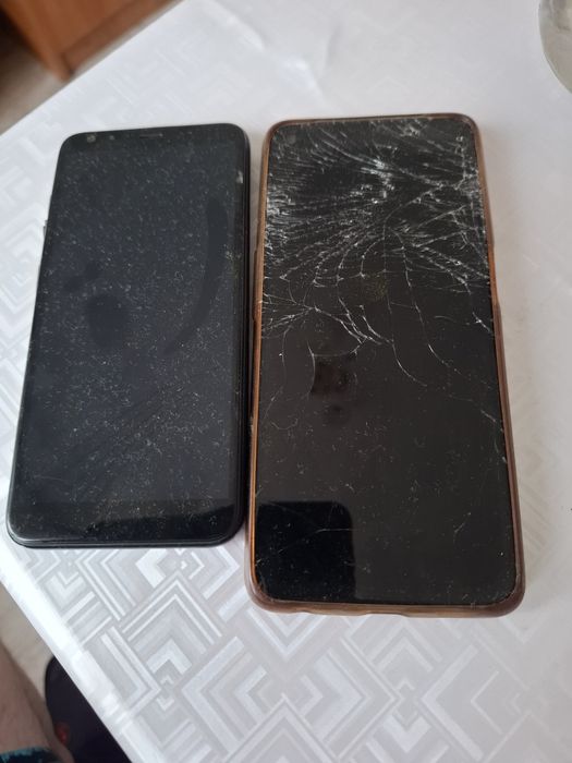 Продам телефоны на запчасти один оппа  второй престиж  он рабочий