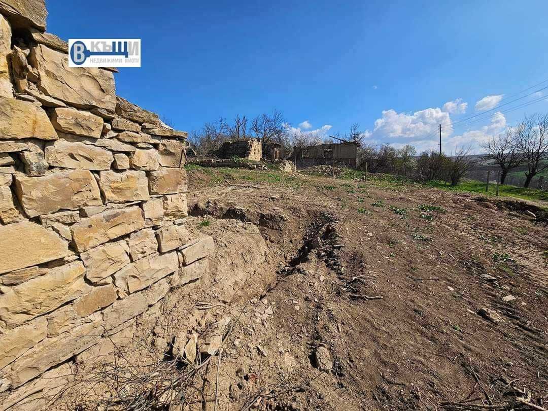 Къща с голям двор в село Каранци