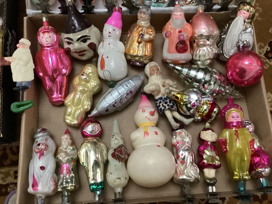 Продаются ёлочные игрушки.