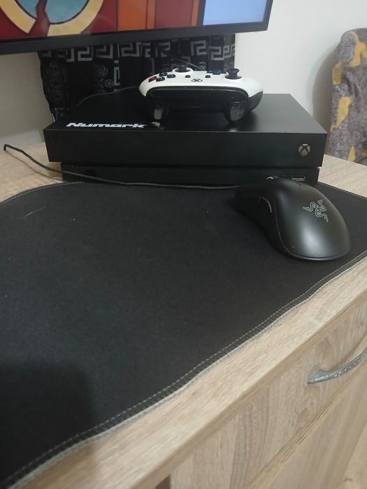 Vând Xbox one x urgent!!