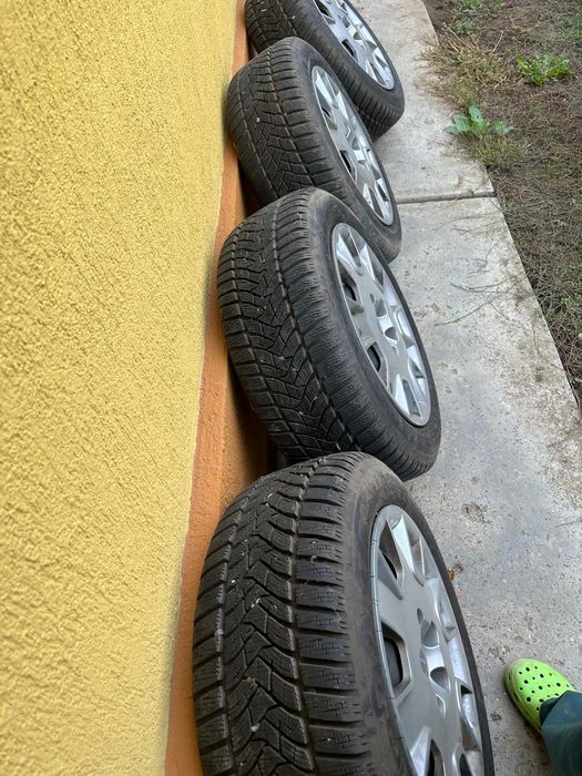 Cauciucuri Dunlop aproape noi cu jante si capace originale Volvo