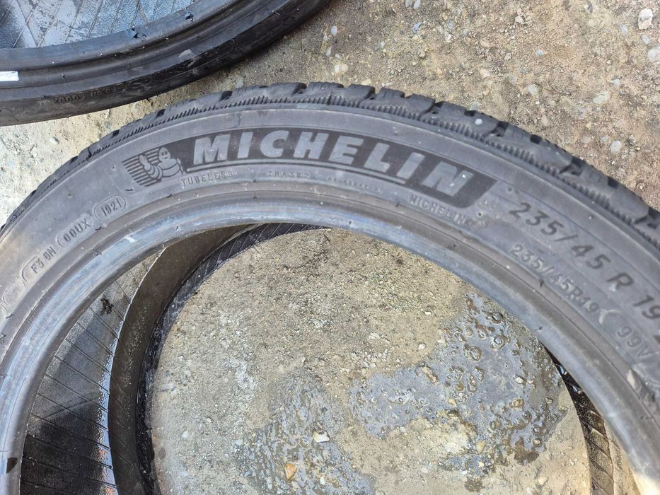 2 Anvelope de IARNA - 235/45/19 - Michelin  Stare foarte buna DOT 2021