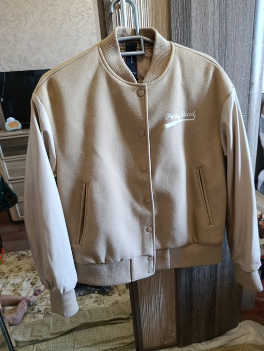 Куртка бомбер с рукавами из эко кожи ostin