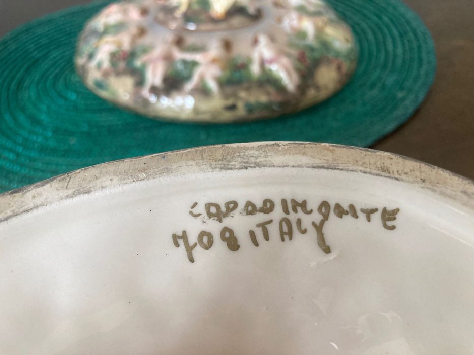 CAPODIMONTE супник с херувими