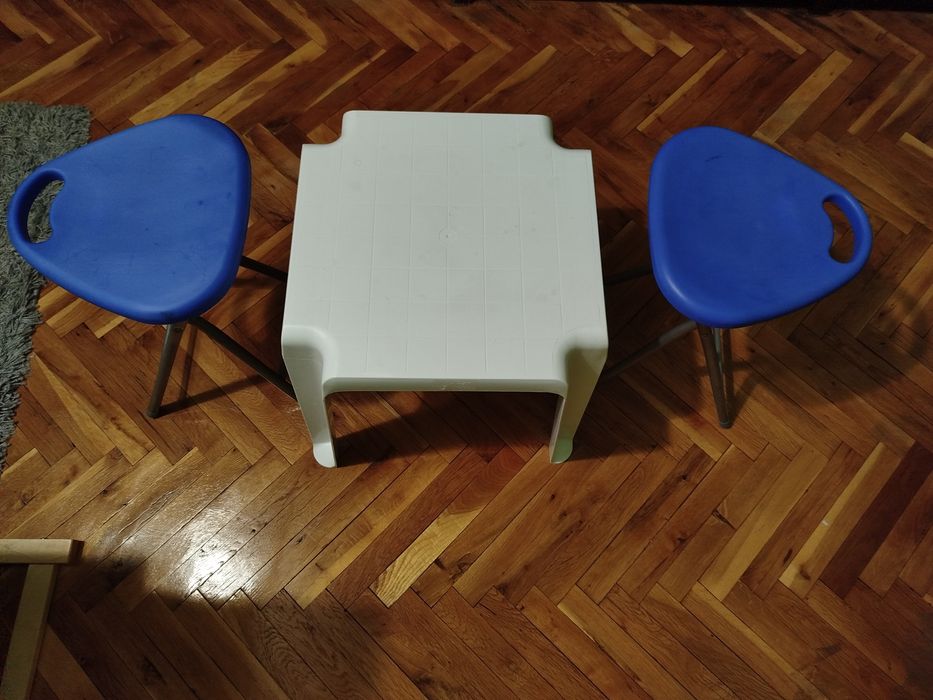 Маса с два броя сгъваеми столове.