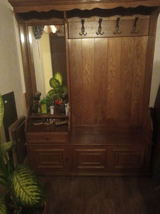 vitrina lemn  cuier birou