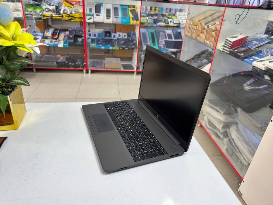 HP Ryzen 5 5500U 8GB 256SSD Radeon 4GB