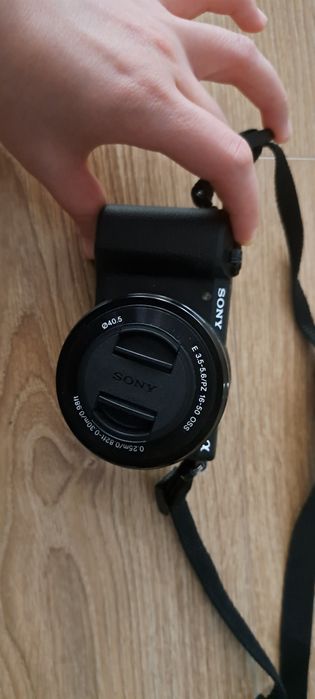 Camera Sony si trepied foto