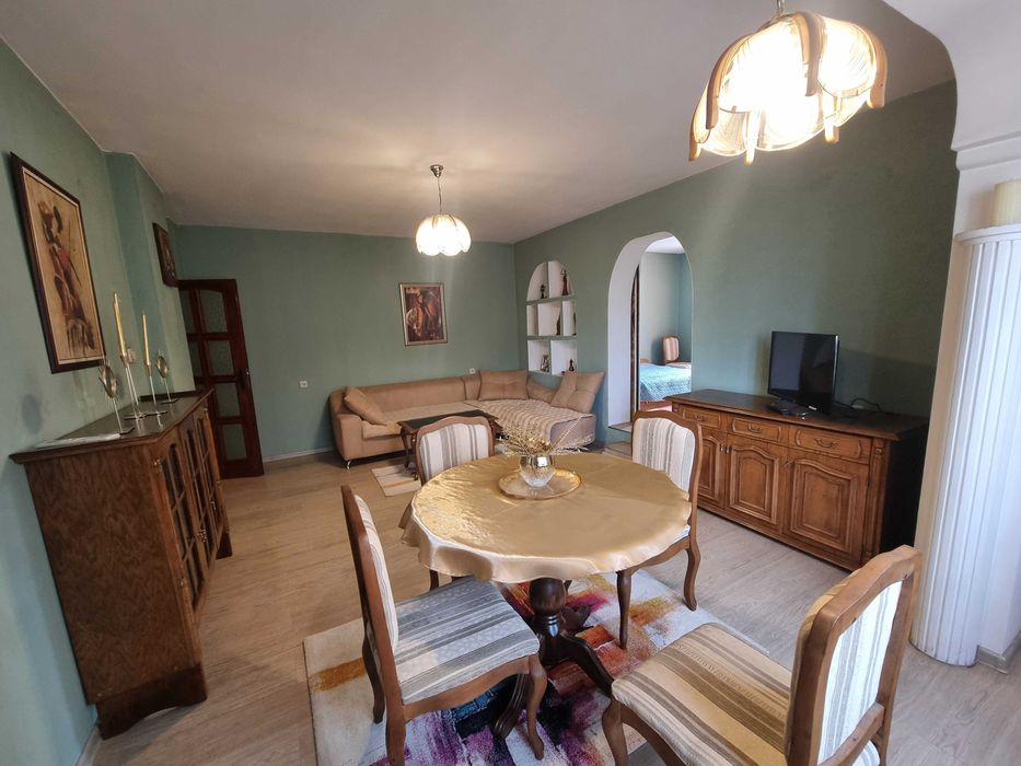 Просторно жилище с три спални в широк център на гр. Благоевград