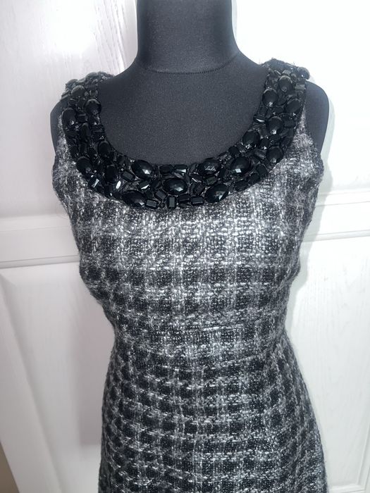 Елегантна рокля в сиво каре с камъни