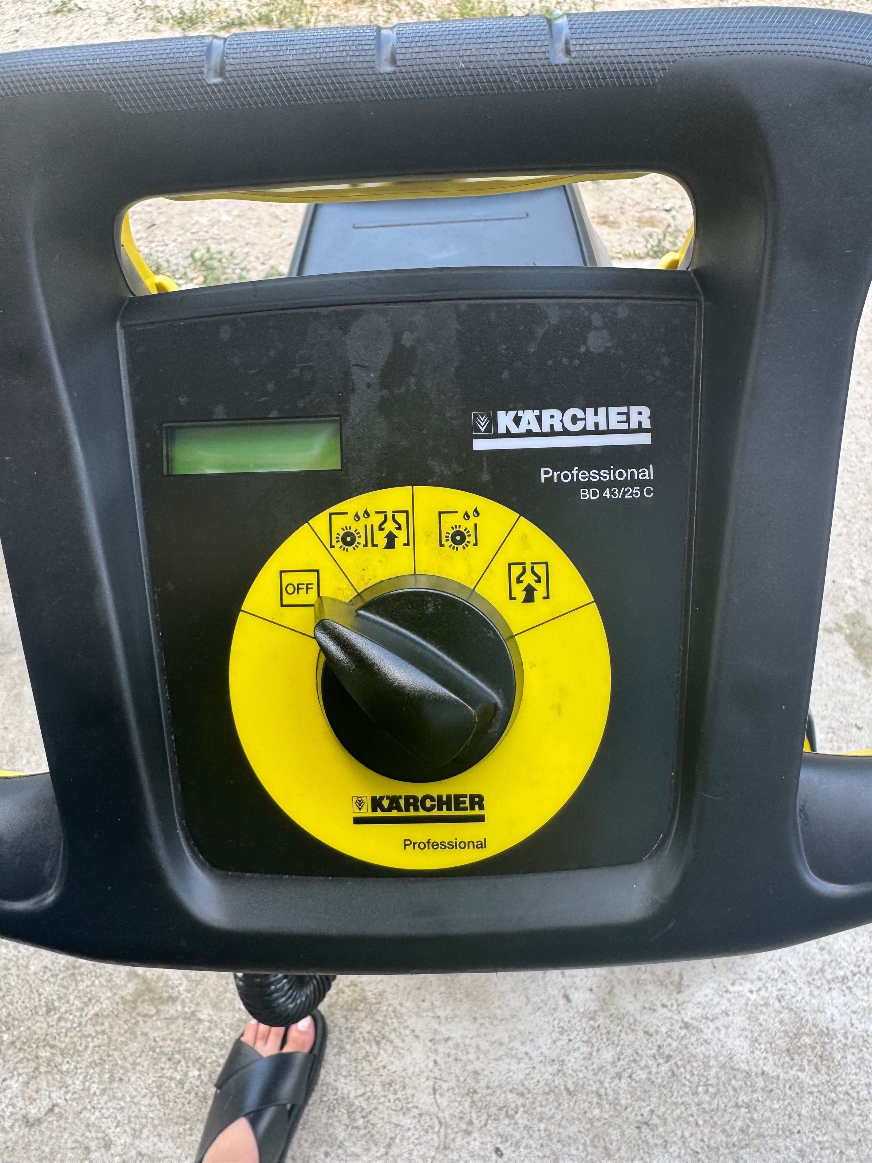 Masina de spalat pardoseli profesionale. Karcher