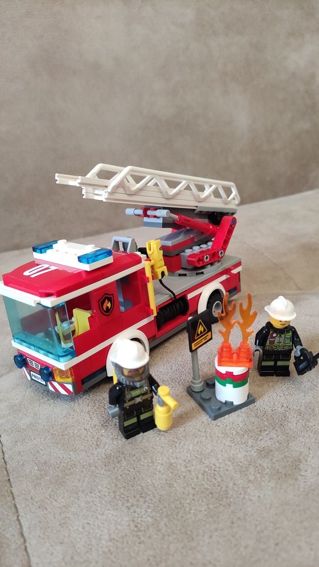LEGO® City Пожарникарски камион със стълба 60107