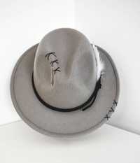 Pălărie accesorizata manual gri