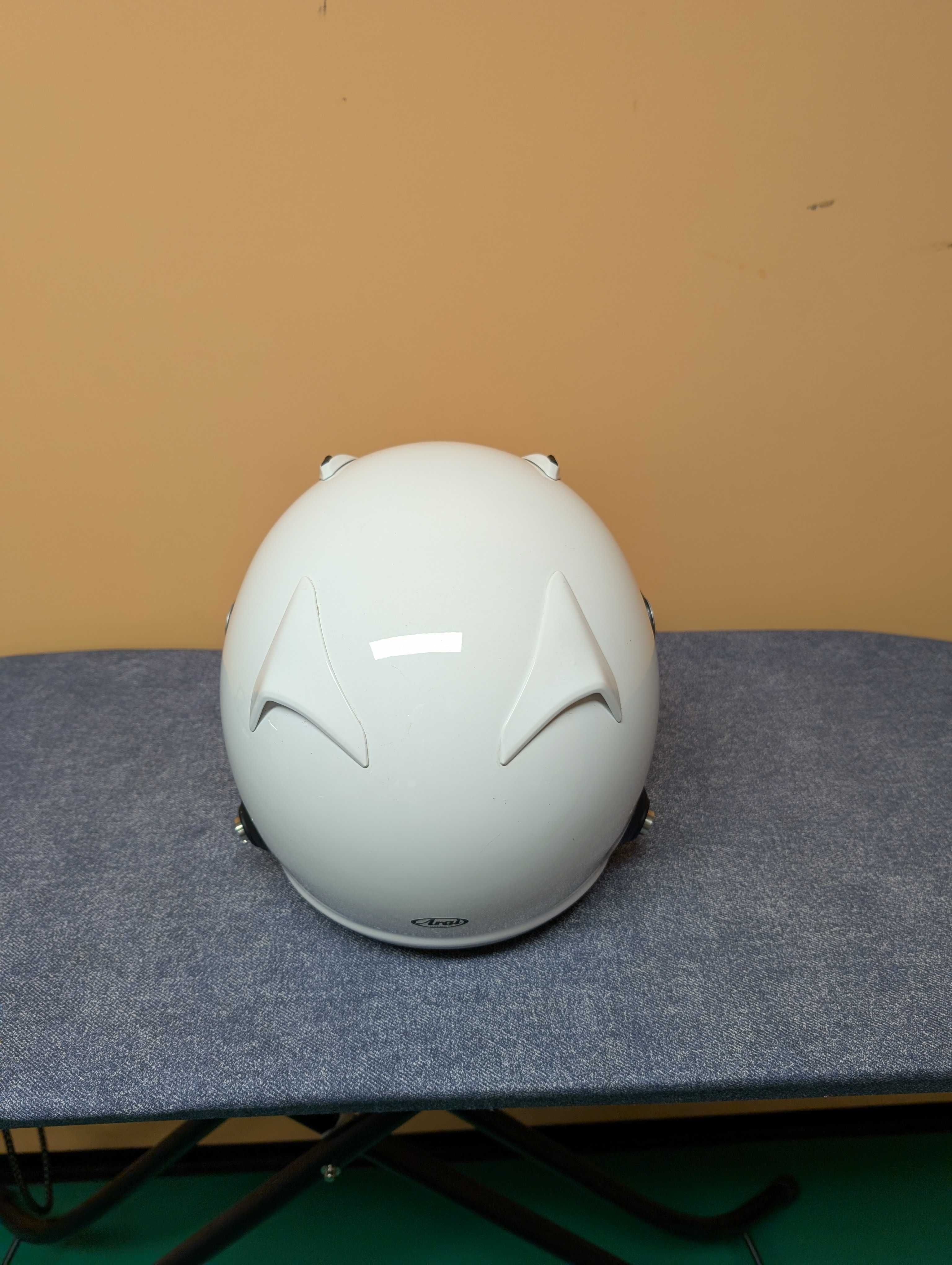 Каска Arai FIA HANS за състезания картинг с хомологация