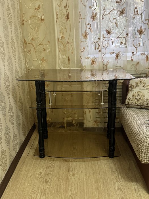 Стеклянный стол продам