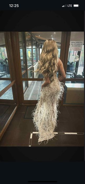 Бална рокля с пера от дизайнерката София Борисова