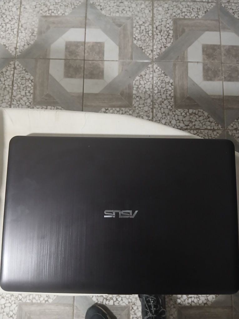 Laptop Asus I3 4 GB RAM 500 HD