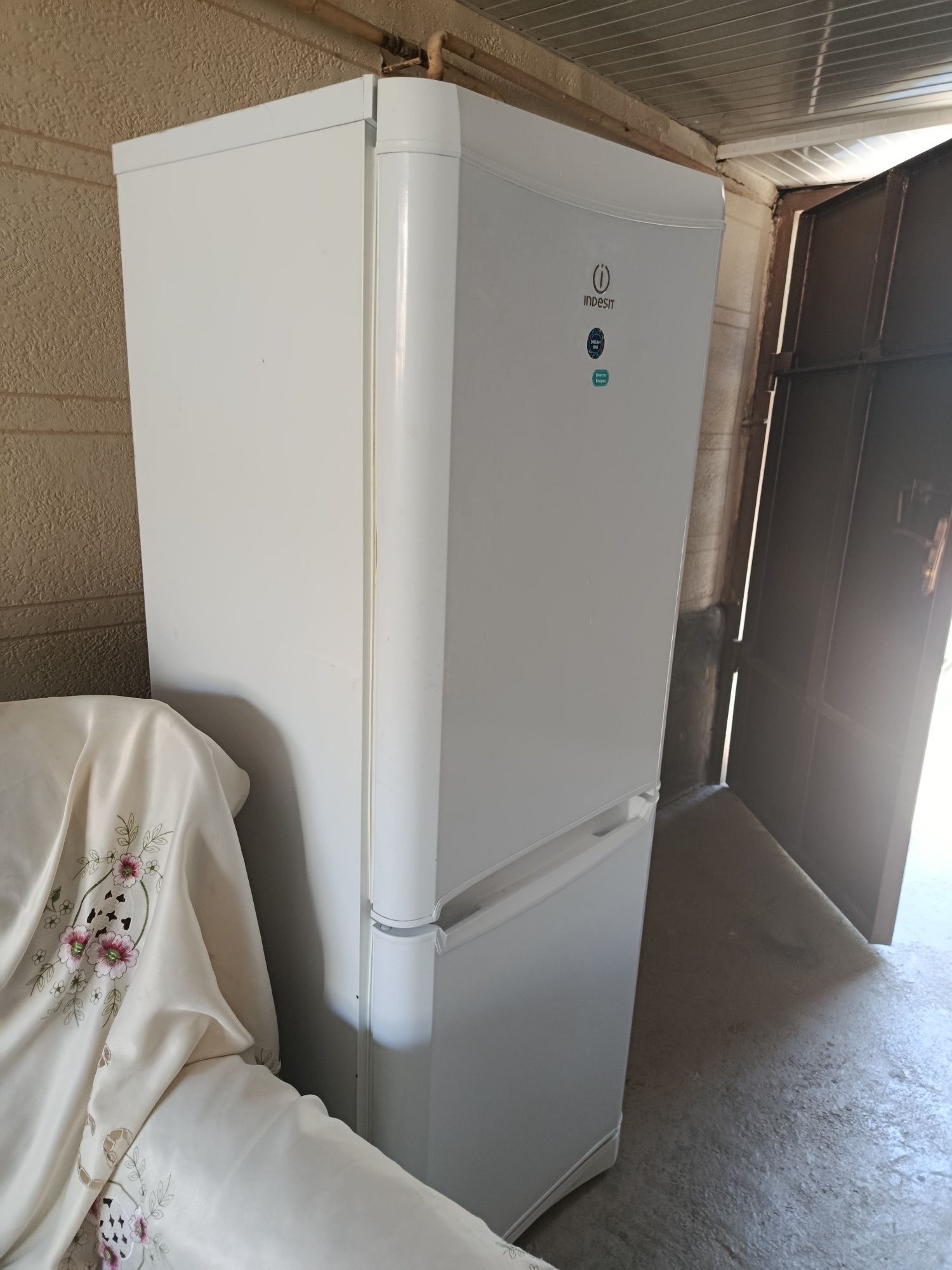 Xolodelnik indesit sotiladi ideal holatda
