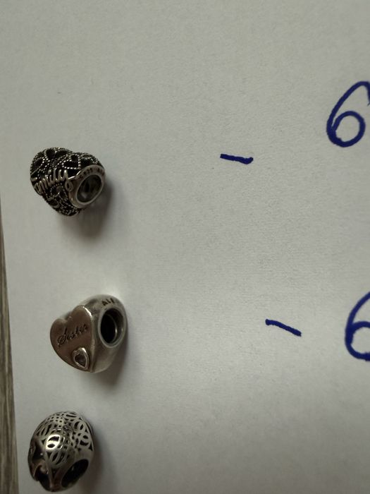 Pandora bratara, charmuri