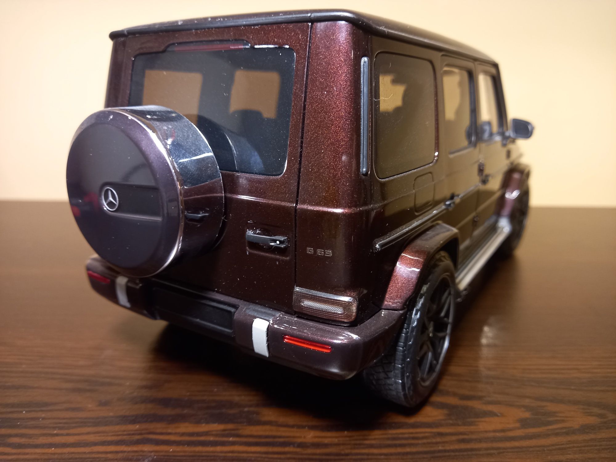 Mercedes g63 amg 1:18 minichamps