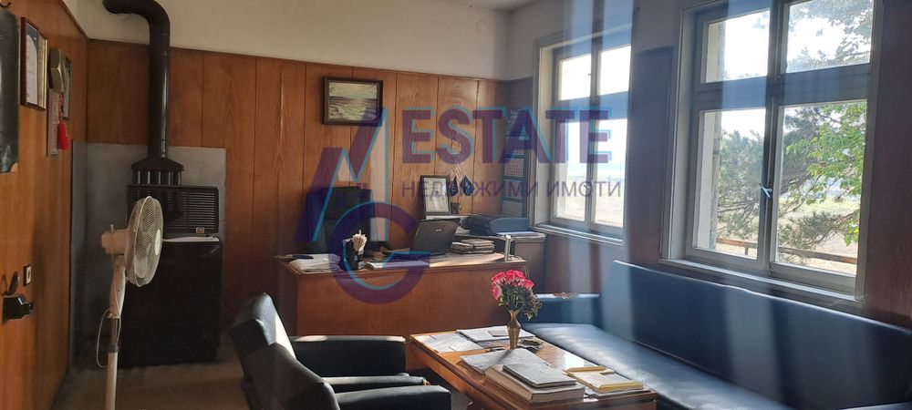 Работеща транспортна база с РЗП 46000 кв.м. и ЗП 1620 кв.м., ведно