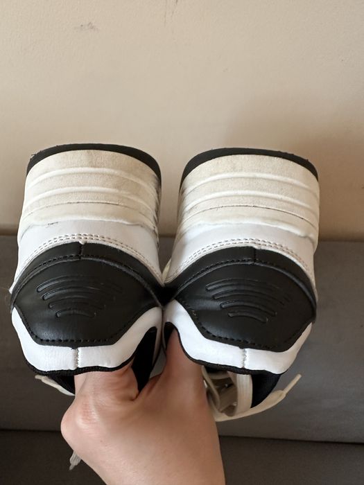 Маратонки с ролкови кънки