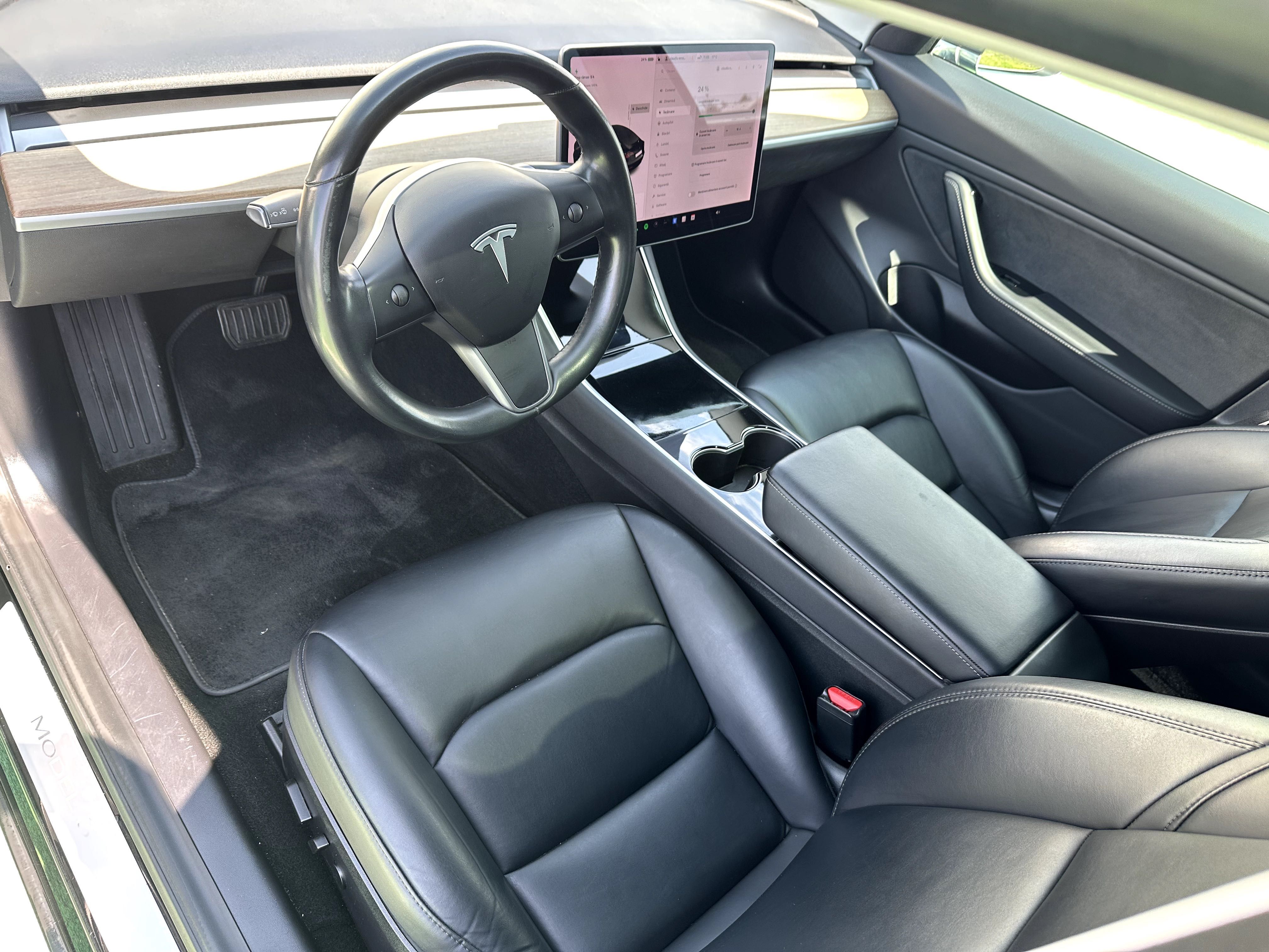 Tesla Model 3, an 2019  Autonomie, Performanță și Tehnologie de Top