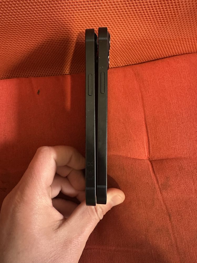 Продавам 2 броя Iphone 13 с ICloud за части