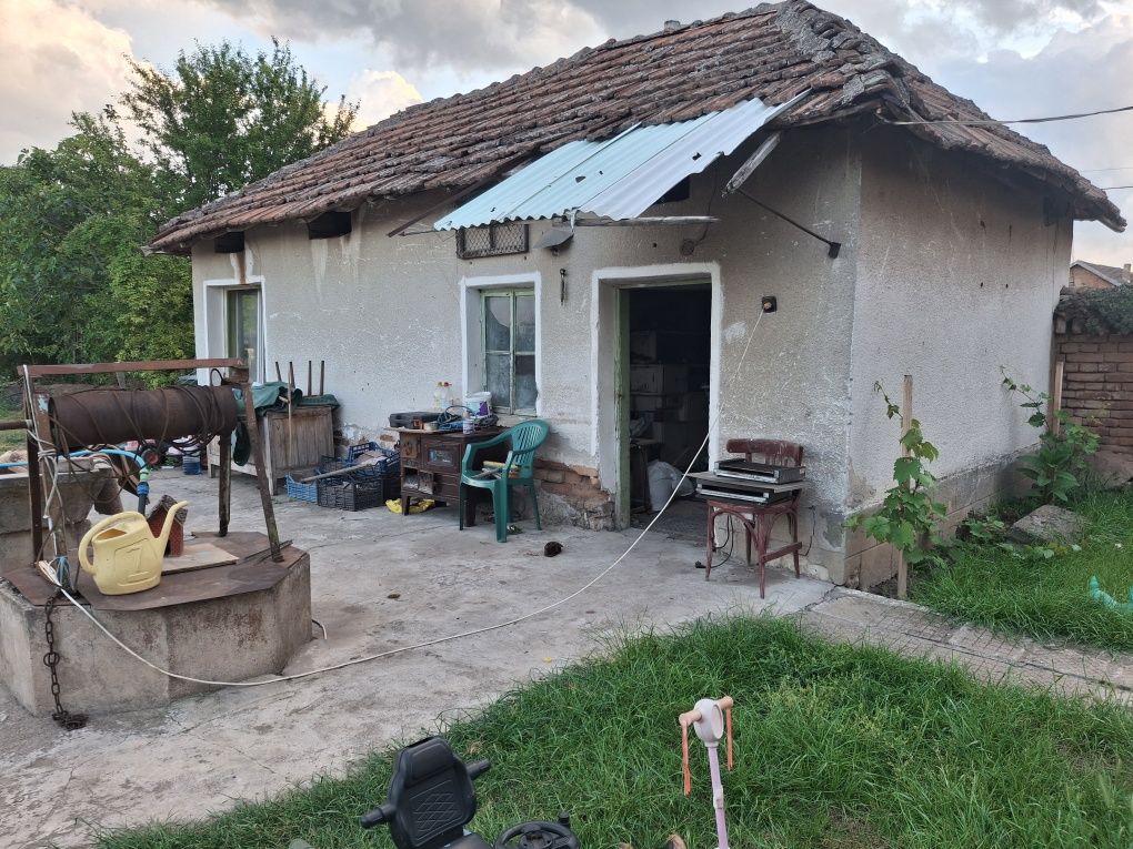Продавам къща с. Бреница
