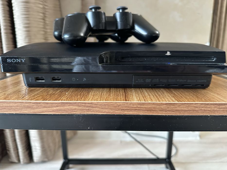 Конзола PS3 с два джойстика+ игра