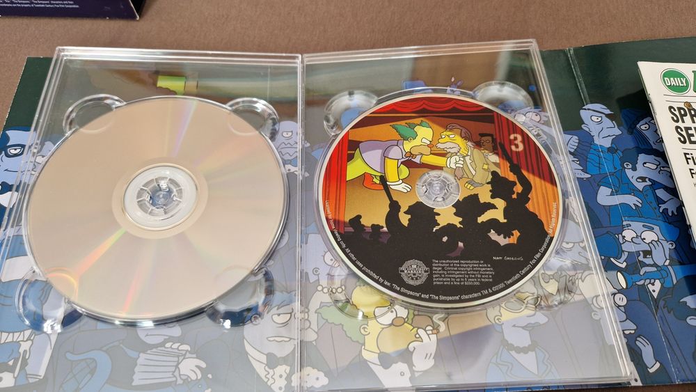 Set 4 dvd-uri sezonul 7 "Familia Simpson"