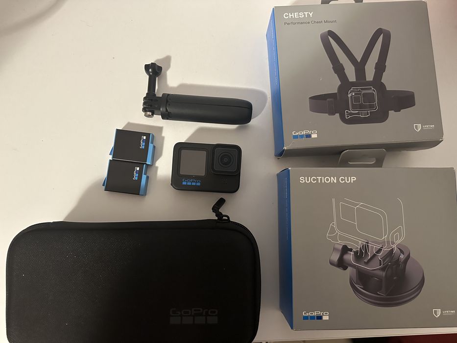 GoPro HERO 10 Black + Accesorii – Stare excelentă!