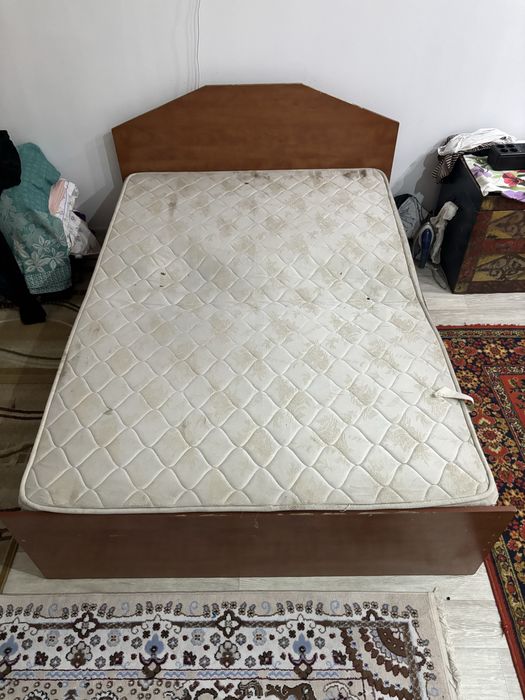 Кровать с мотрасом